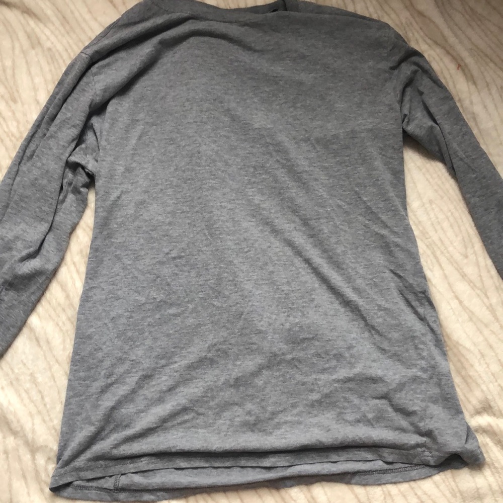 grey long sleeve shirt